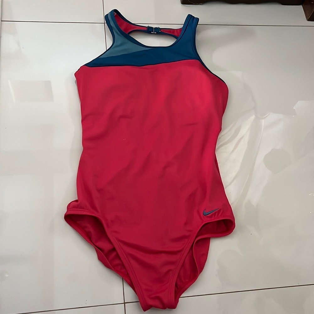 Super comfy and sleek one piece Nike swimsuit